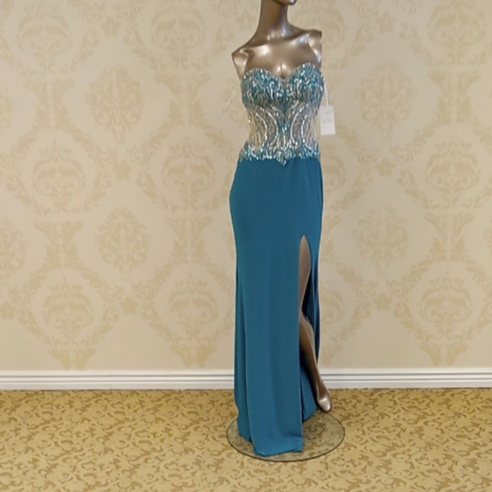 Nwt envious size 4 prom dress